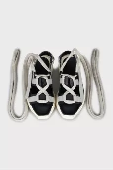 Sandals with a massive sole and laces