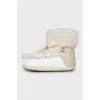 Ugg boots with laces decorated with fur