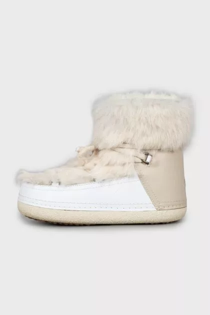 Ugg boots with laces decorated with fur