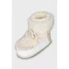 Ugg boots with laces decorated with fur