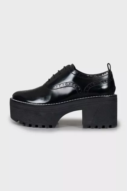 Leather brogues with a ribbed sole
