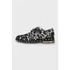 Derby shoes decorated with lace