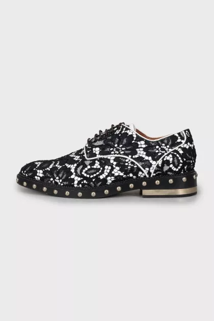 Derby shoes decorated with lace