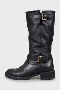Insulated boots with gold buckles