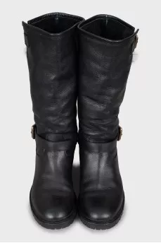 Insulated boots with gold buckles