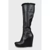 Warm boots with embossed print