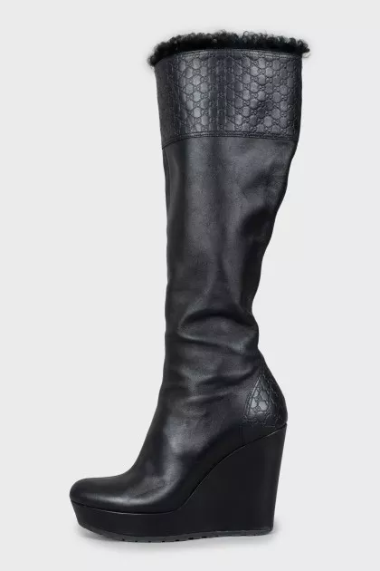 Warm boots with embossed print