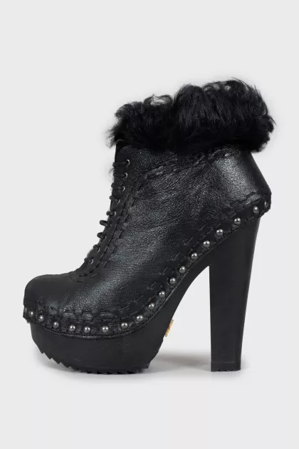 Insulated ankle boots with leather decor