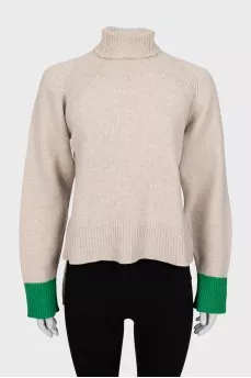 Knitted sweater extended at the back