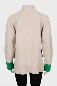 Knitted sweater extended at the back