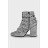 Suede ankle boots decorated with bows