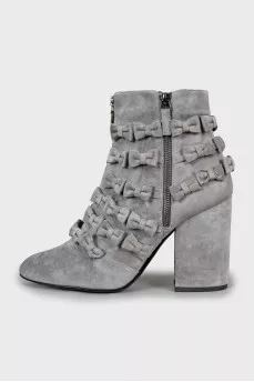 Suede ankle boots decorated with bows