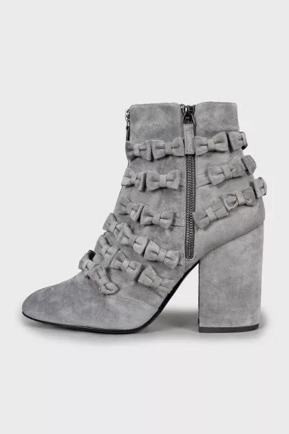 Suede ankle boots decorated with bows