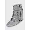 Suede ankle boots decorated with bows
