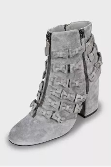 Suede ankle boots decorated with bows