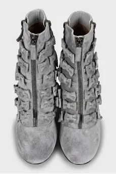 Suede ankle boots decorated with bows