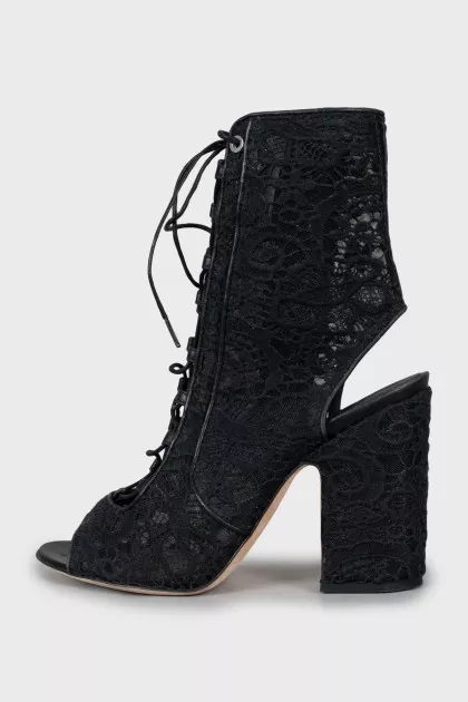 Lace ankle boots with laces