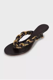 Leather sandals with gold chain