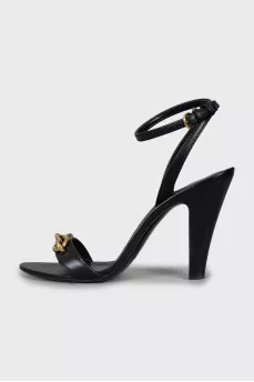 Leather sandals with gold chain