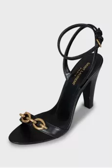 Leather sandals with gold chain