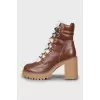 Insulated ankle boots with tag