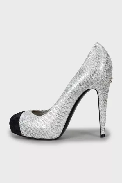Leather shoes with contrasting toe