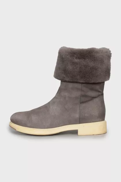 Insulated boots with zip