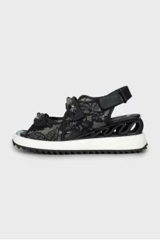 Leather sandals with a textured sole