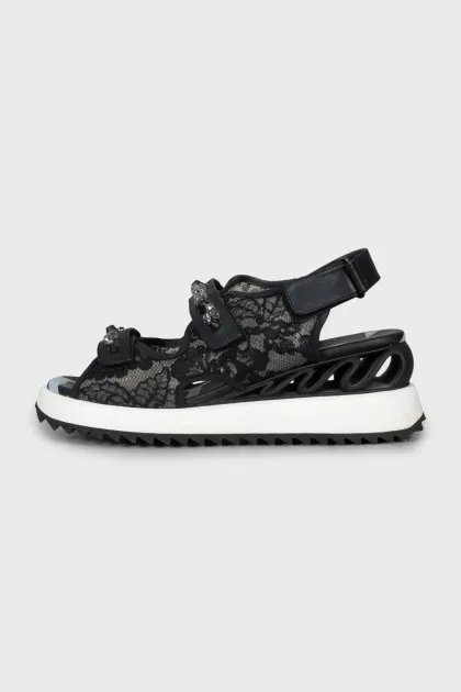 Leather sandals with a textured sole