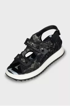 Leather sandals with a textured sole