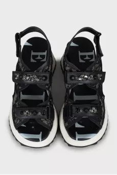 Leather sandals with a textured sole