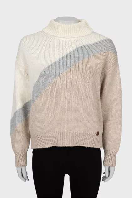 Knitted sweater in a combination of colors