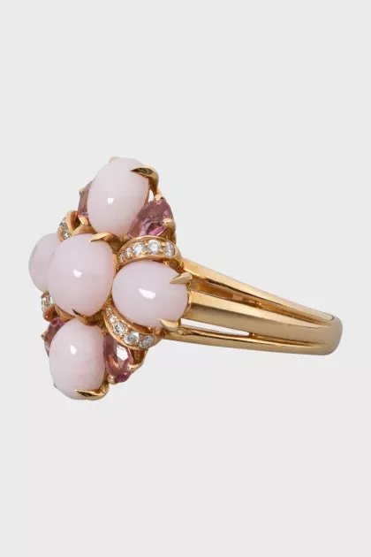 Flower shaped diamond ring