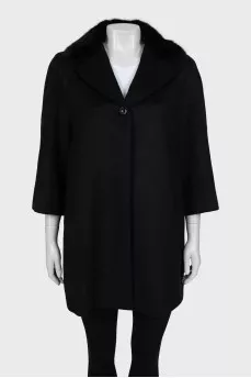 Short coat decorated with fur