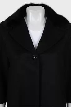 Short coat decorated with fur