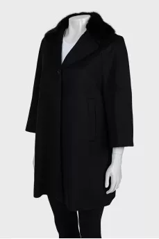 Short coat decorated with fur