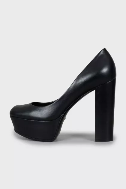 Leather shoes with square toe