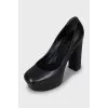 Leather shoes with square toe