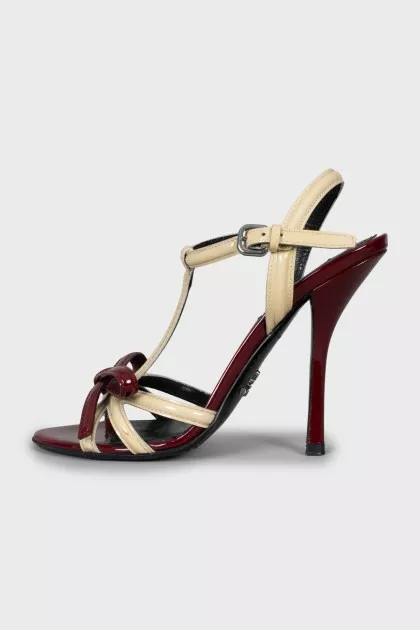 Patent leather sandals with bow