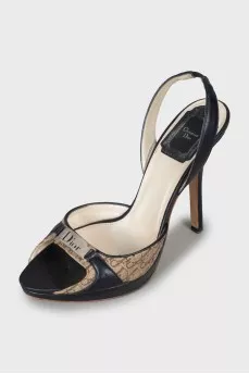 Leather sandals with textile inserts
