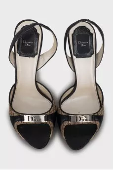 Leather sandals with textile inserts