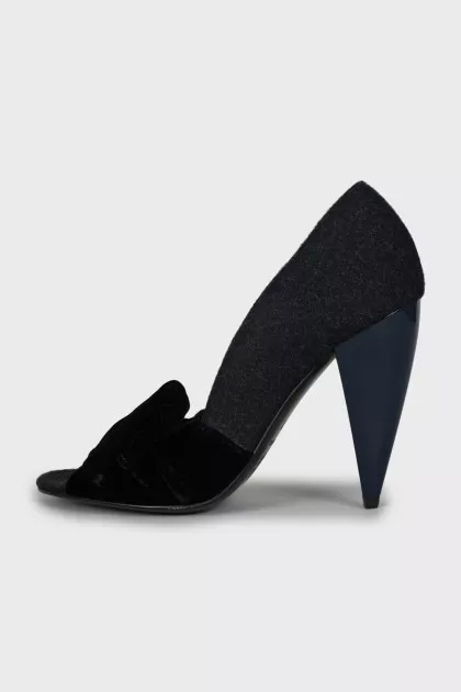 Black shoes with velour bow