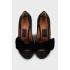 Black shoes with velour bow