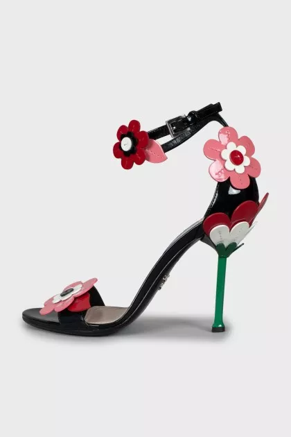 Leather sandals with floral decor