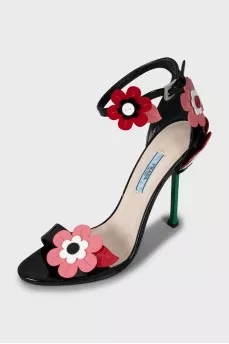 Leather sandals with floral decor