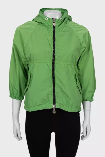 Short windbreaker with zip