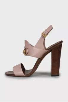 Босоножки из кожи с золотистой пряжкой