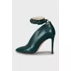 Leather shoes with metal decor