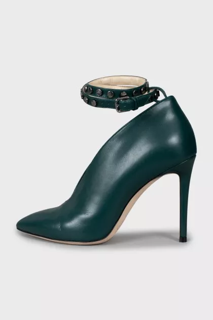 Leather shoes with metal decor