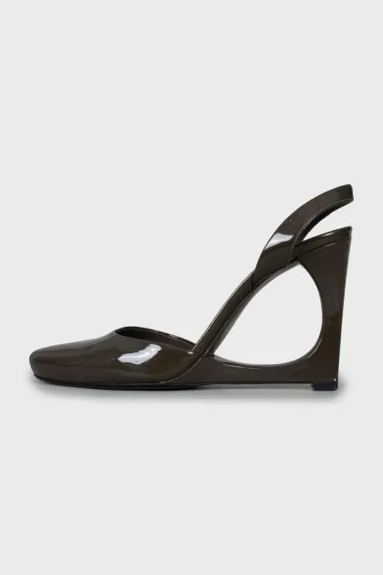 Patent leather shoes with a figured wedge heel